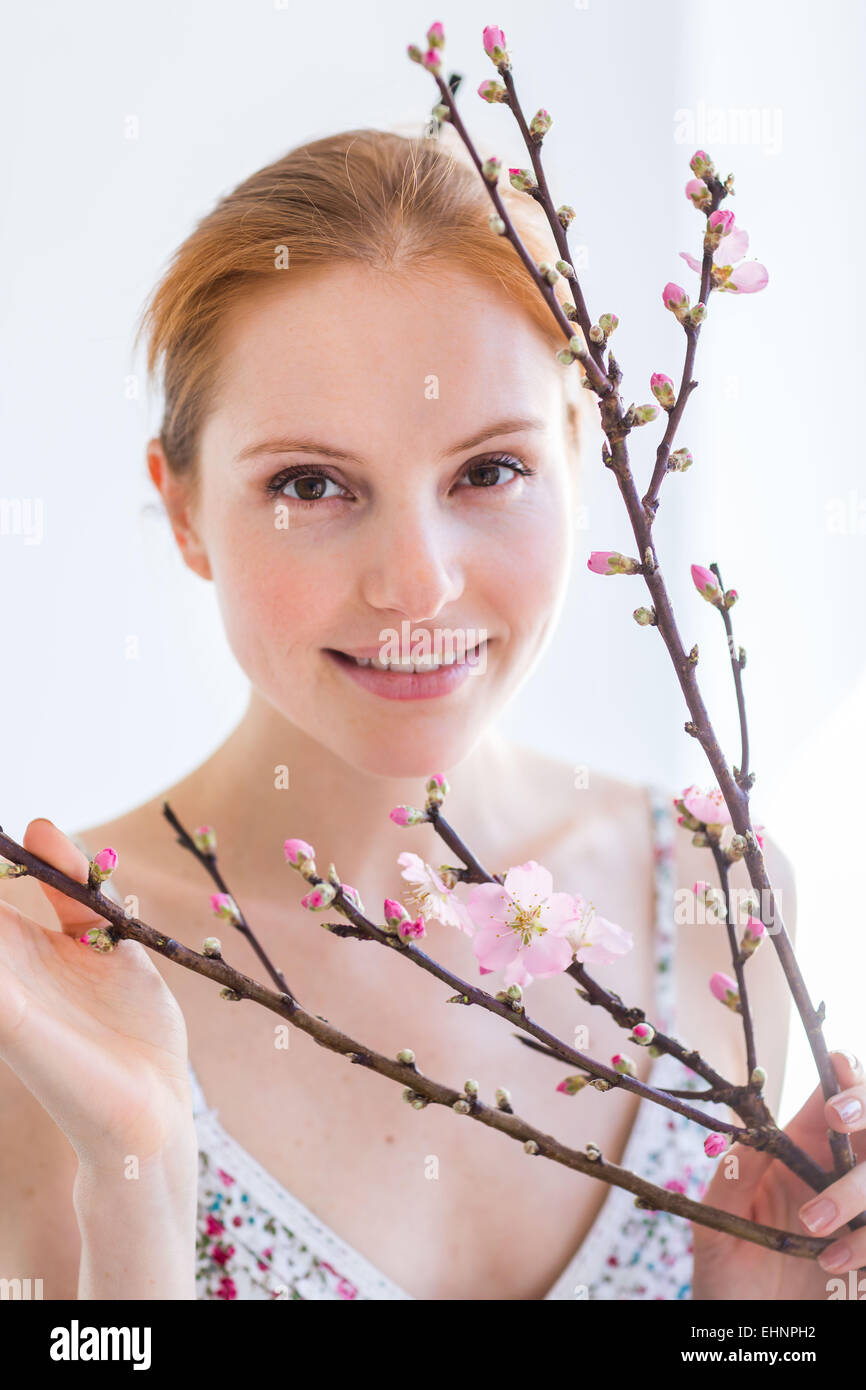 Femme en face d'un blooning Direction générale de Prunus . Banque D'Images