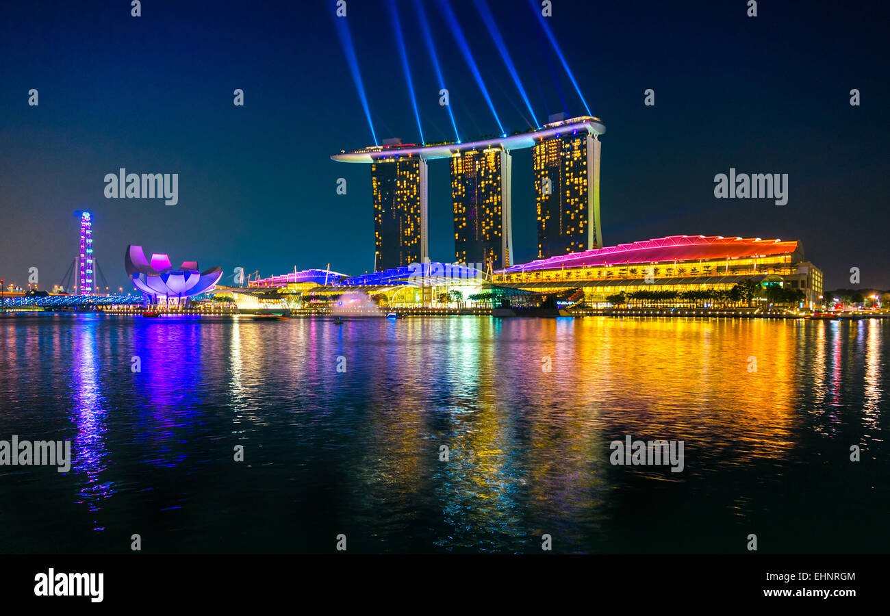 Fish-eye view de Singapour sur les toits de la ville au coucher du soleil. Banque D'Images