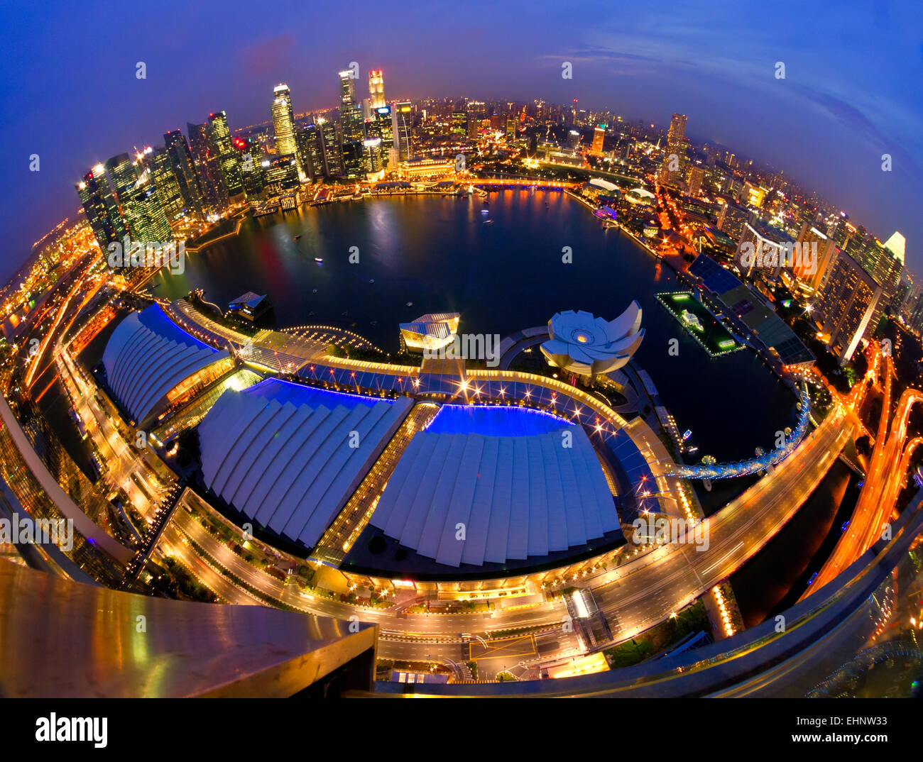 Fish-eye view de Singapour ville après le coucher du soleil. Banque D'Images