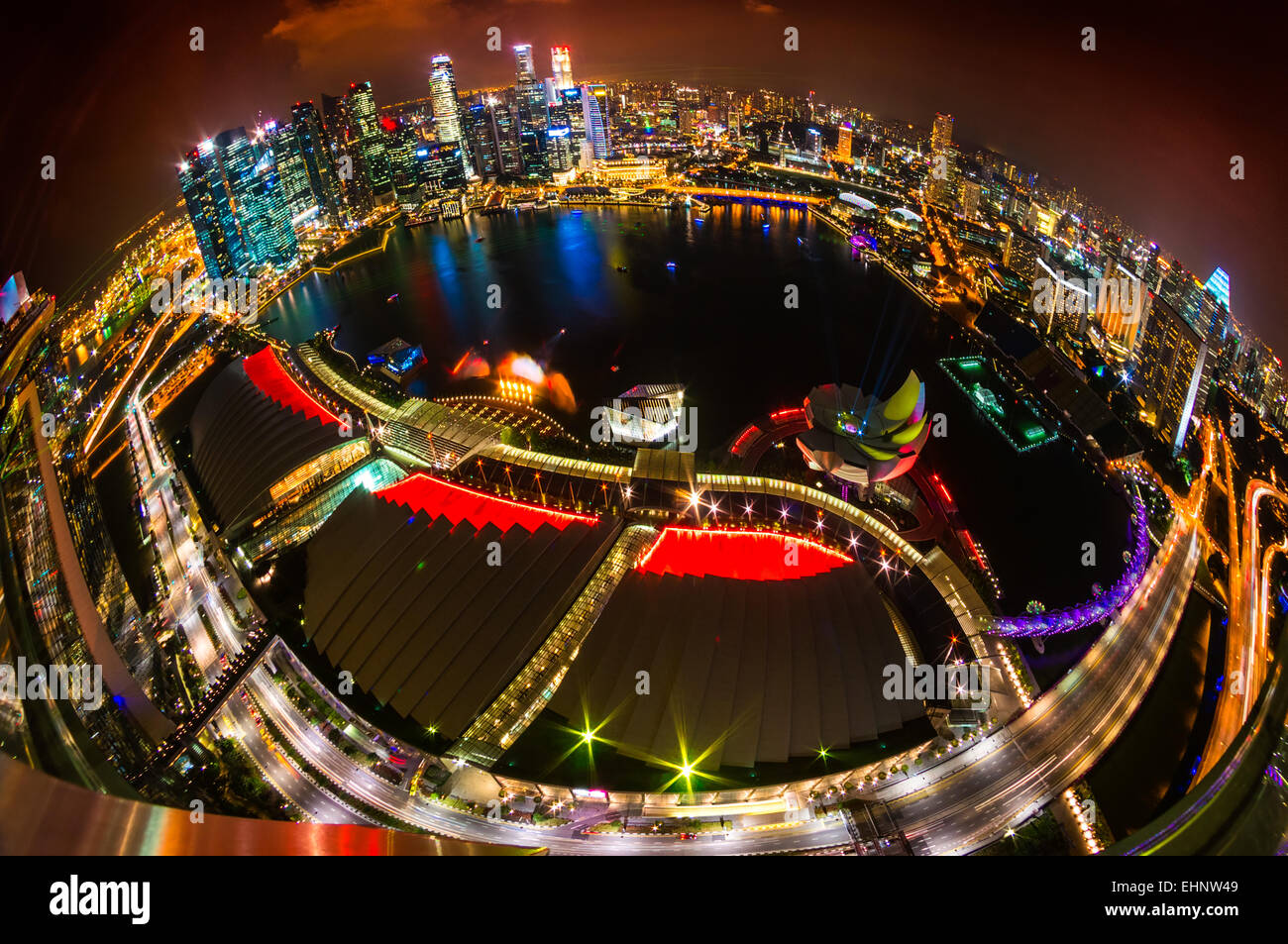 Fish-eye view de Singapour sur les toits de la ville au coucher du soleil. Banque D'Images