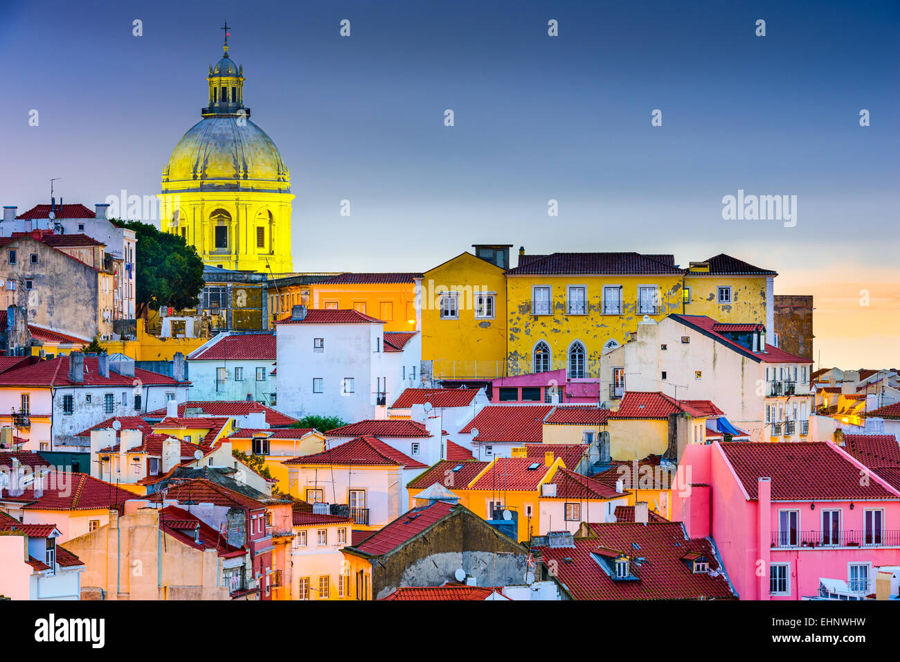 Lisbonne, Portugal skyline à Alfama, le plus ancien quartier de la ville avec le dôme du Panthéon national. Banque D'Images