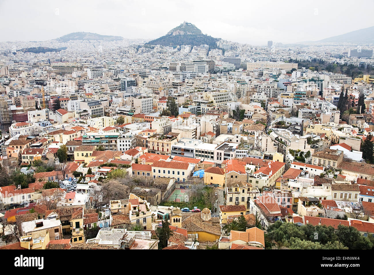 Athènes est une grande ville surpeuplée et cette vue de l'Acropole illustre la densité et l'étendue de la metroplex. Banque D'Images