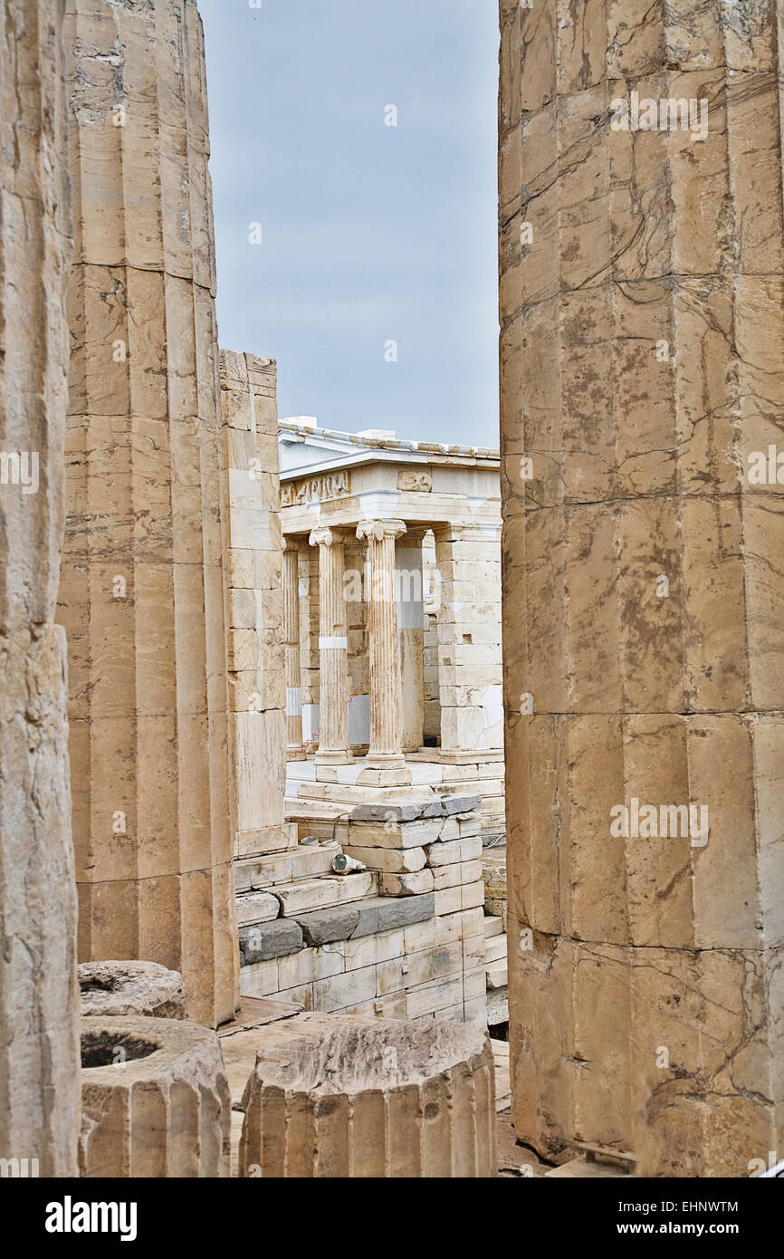 Le Temple d'Athéna Nike est construit au-dessus des Propylées à l'entrée de l'Acropole. Banque D'Images