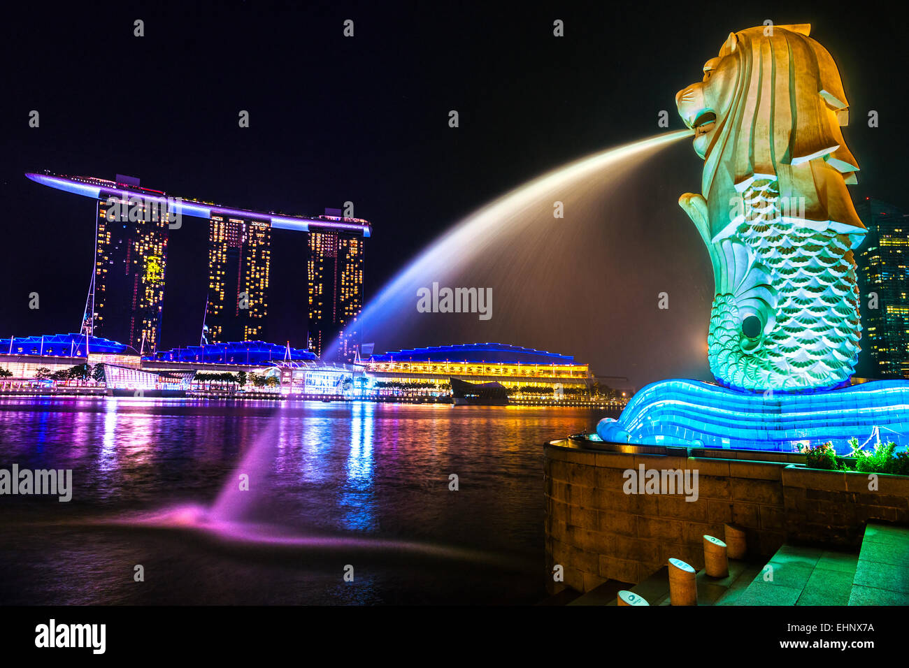 Singapour - 19 mars : le Merlion et le Marina Bay Sands Resort Hotel, présenté comme le plus cher du monde casino autonome p Banque D'Images