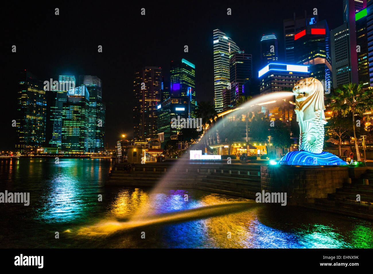 Fish-eye view de Singapour sur les toits de la ville au coucher du soleil. Banque D'Images