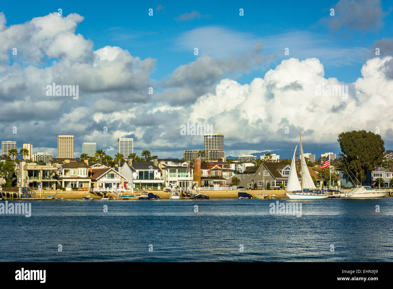 Voir l'Île de Balboa, et bâtiments à Irvine, de Newport Beach, en Californie. Banque D'Images