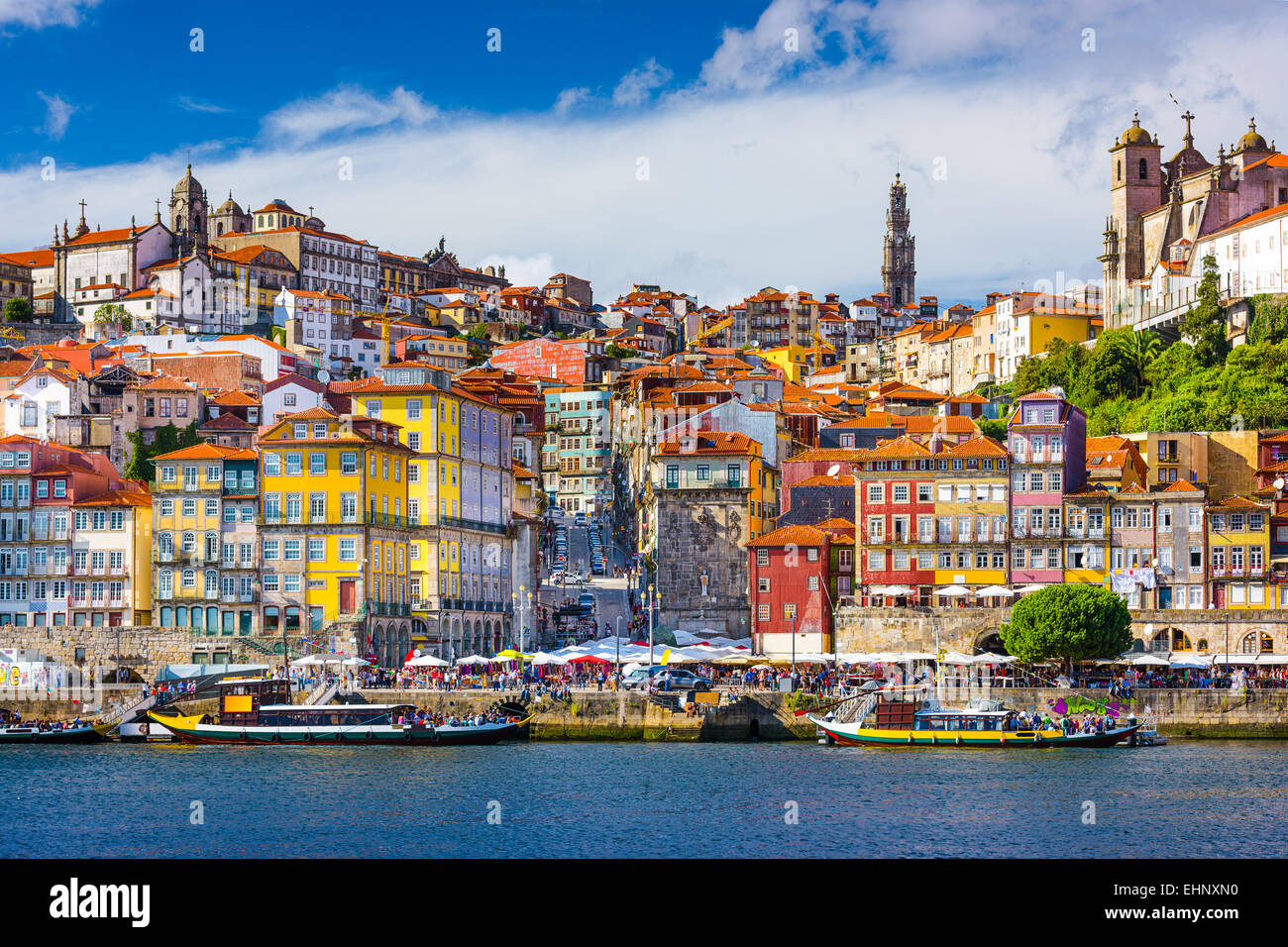Porto, Portugal vieille ville skyline de tout le fleuve Douro. Banque D'Images