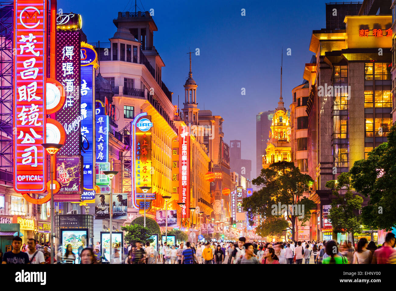 Enseignes au néon allumé sur Nanjing Road à Shanghai, Chine. Banque D'Images