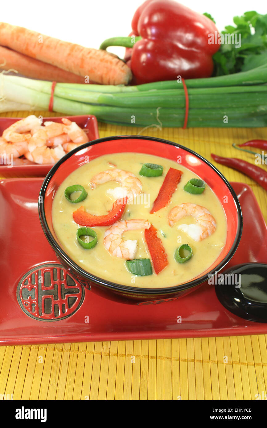 Soupe de curry aux crevettes et poivrons Photo Stock - Alamy