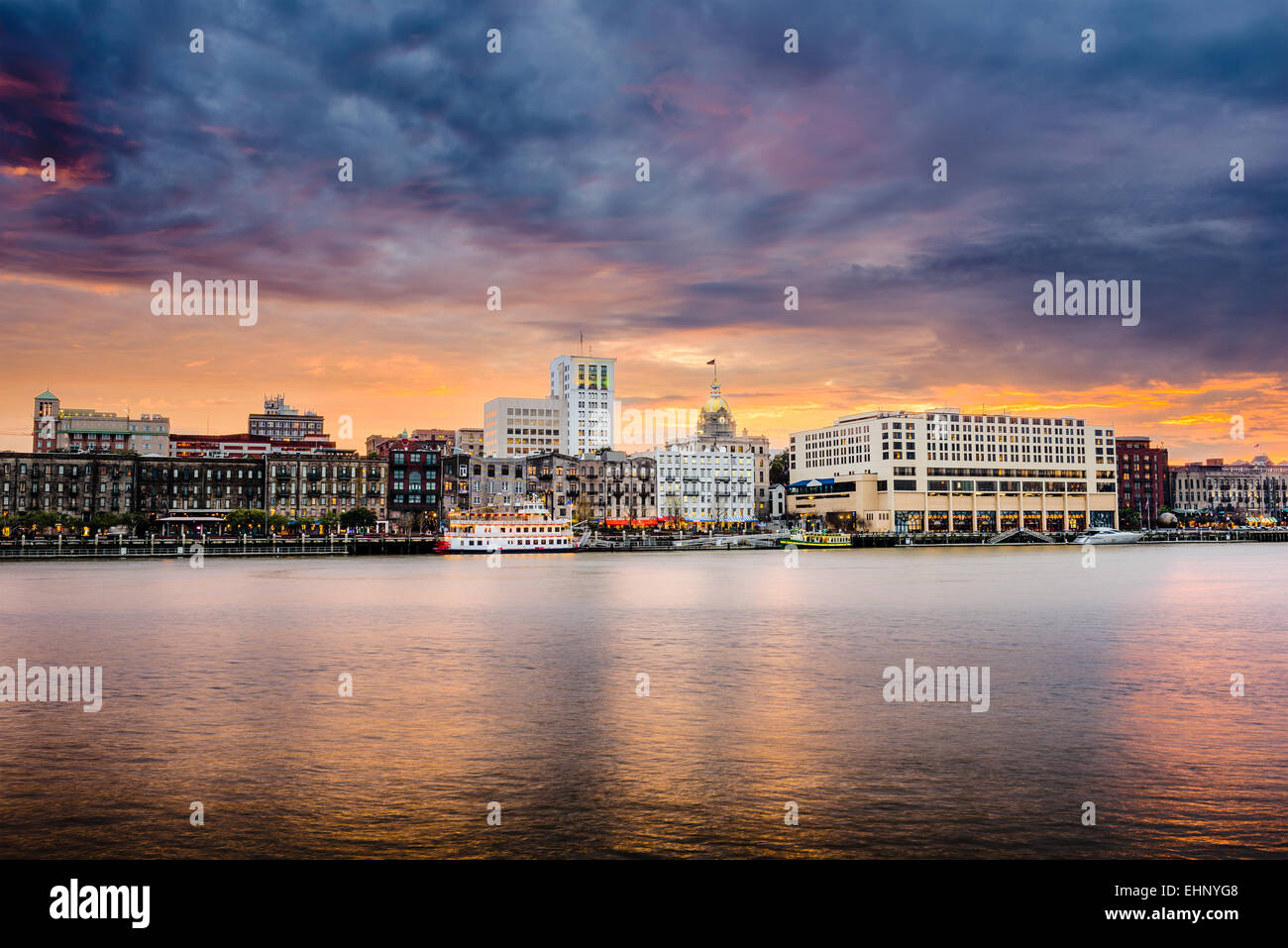 Savannah, Georgia, USA downtown riverfront skyline. Banque D'Images