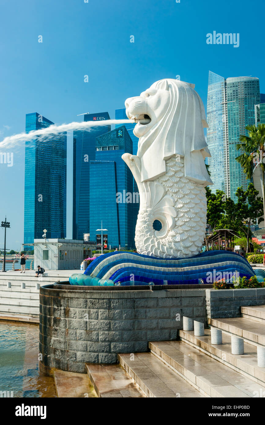 Singapour - 19 mars : le Merlion et le Marina Bay Sands Resort Hotel, présenté comme le plus cher du monde casino autonome p Banque D'Images