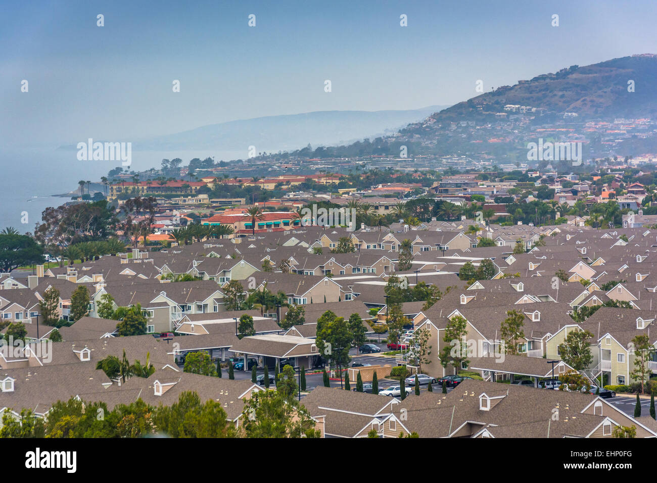 Vue sur les maisons et l'océan Pacifique d'Hilltop Park à Dana Point, en Californie. Banque D'Images