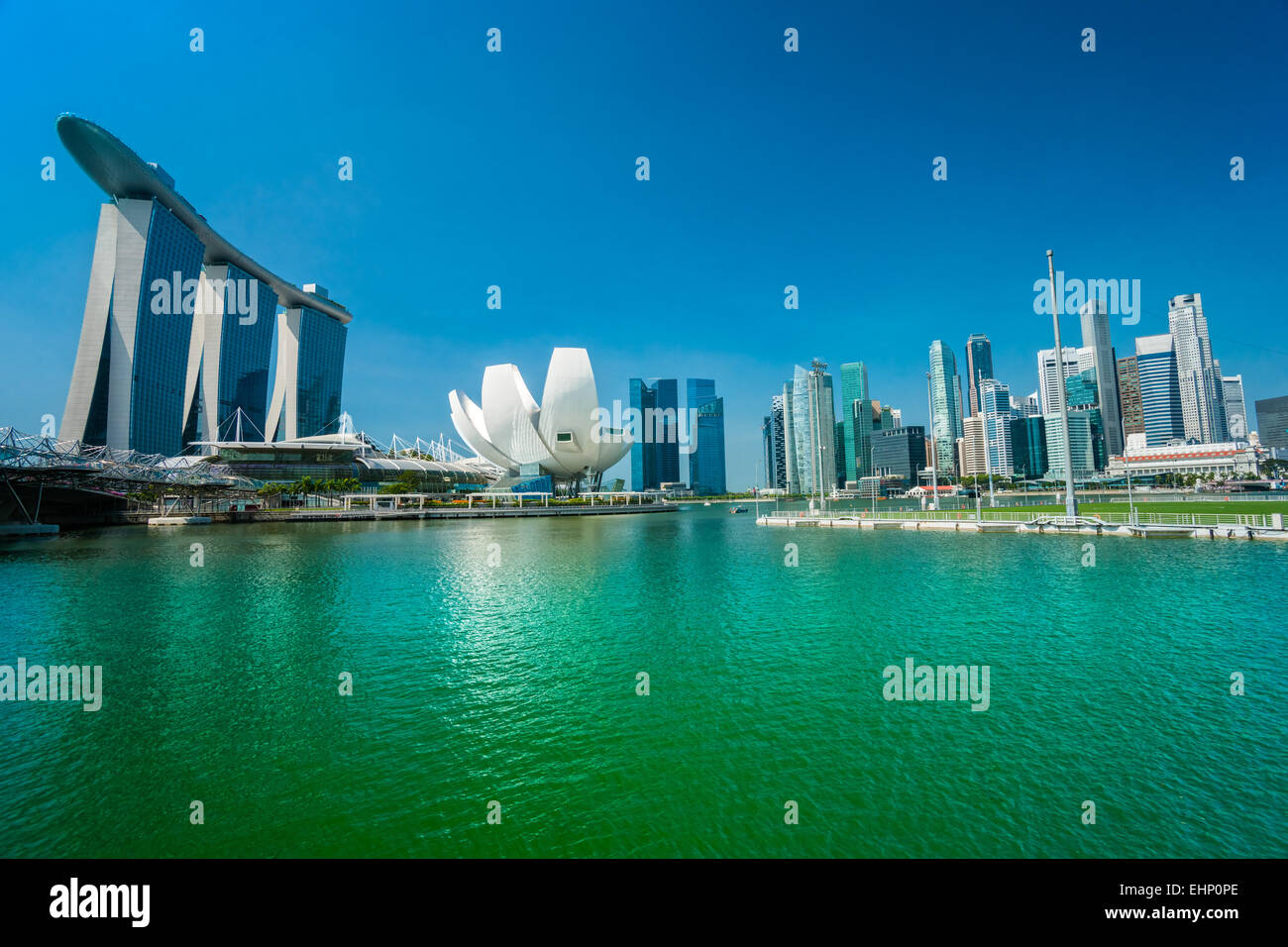 Fish-eye view de Singapour sur les toits de la ville au coucher du soleil. Banque D'Images