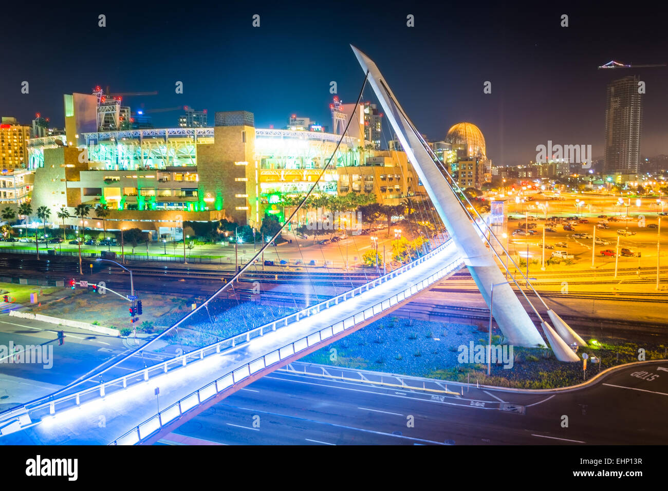 Vue sur le port de route pont pédestre de nuit, à San Diego, Californie. Banque D'Images