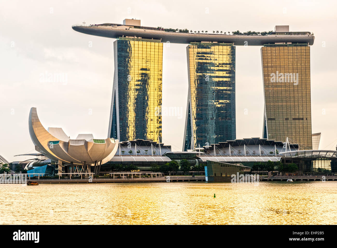 Singapour - le 21 mars : Le biliion 6,3 dollar (US) Marina Bay Sands Hotel domine le paysage à Marina Bay derrière l'Esplanade Banque D'Images