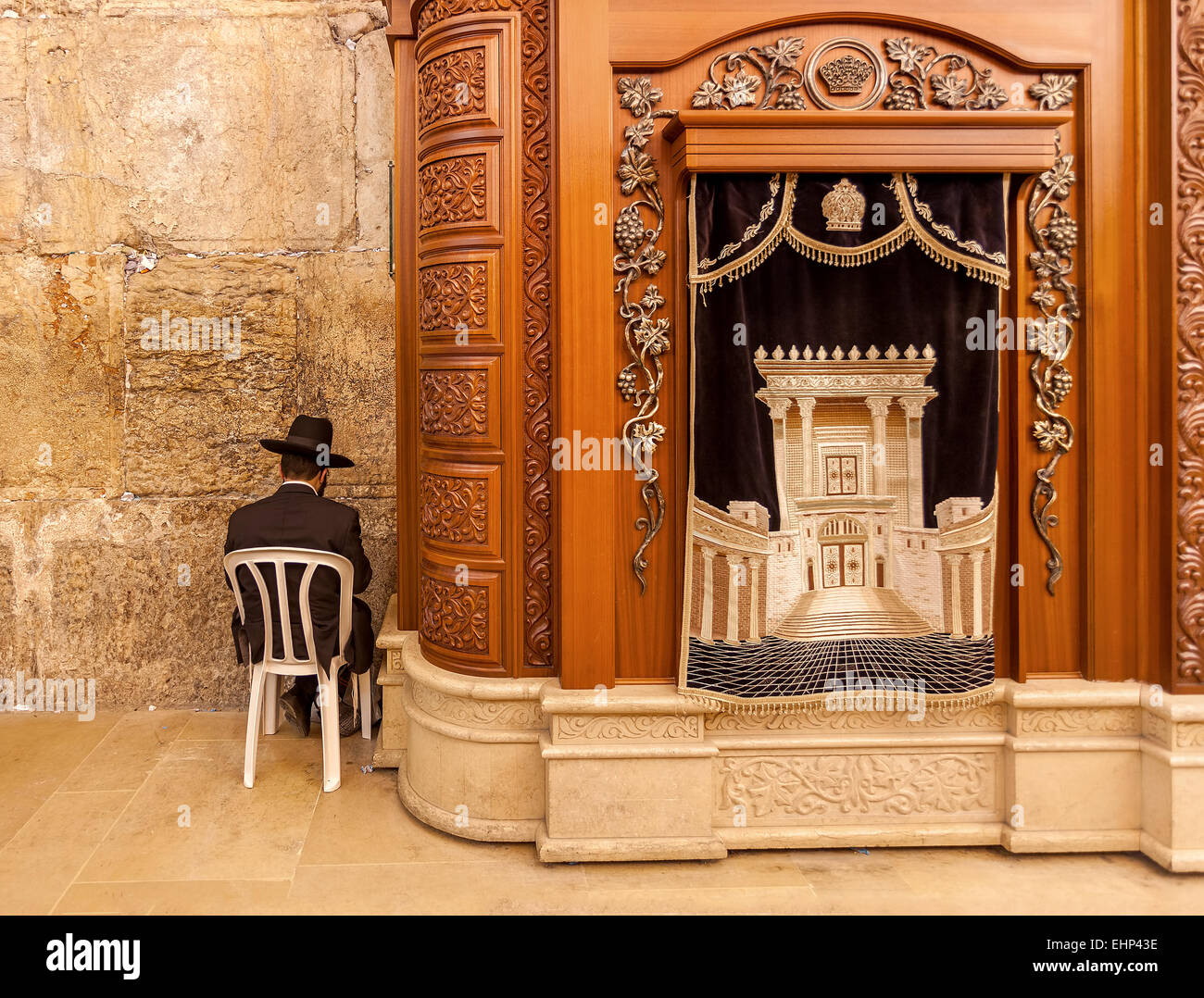 Cabinet en bois sculpter avec rouleaux de la Torah et la prière dans la grotte Synagogue à Jérusalem, Israël. Banque D'Images