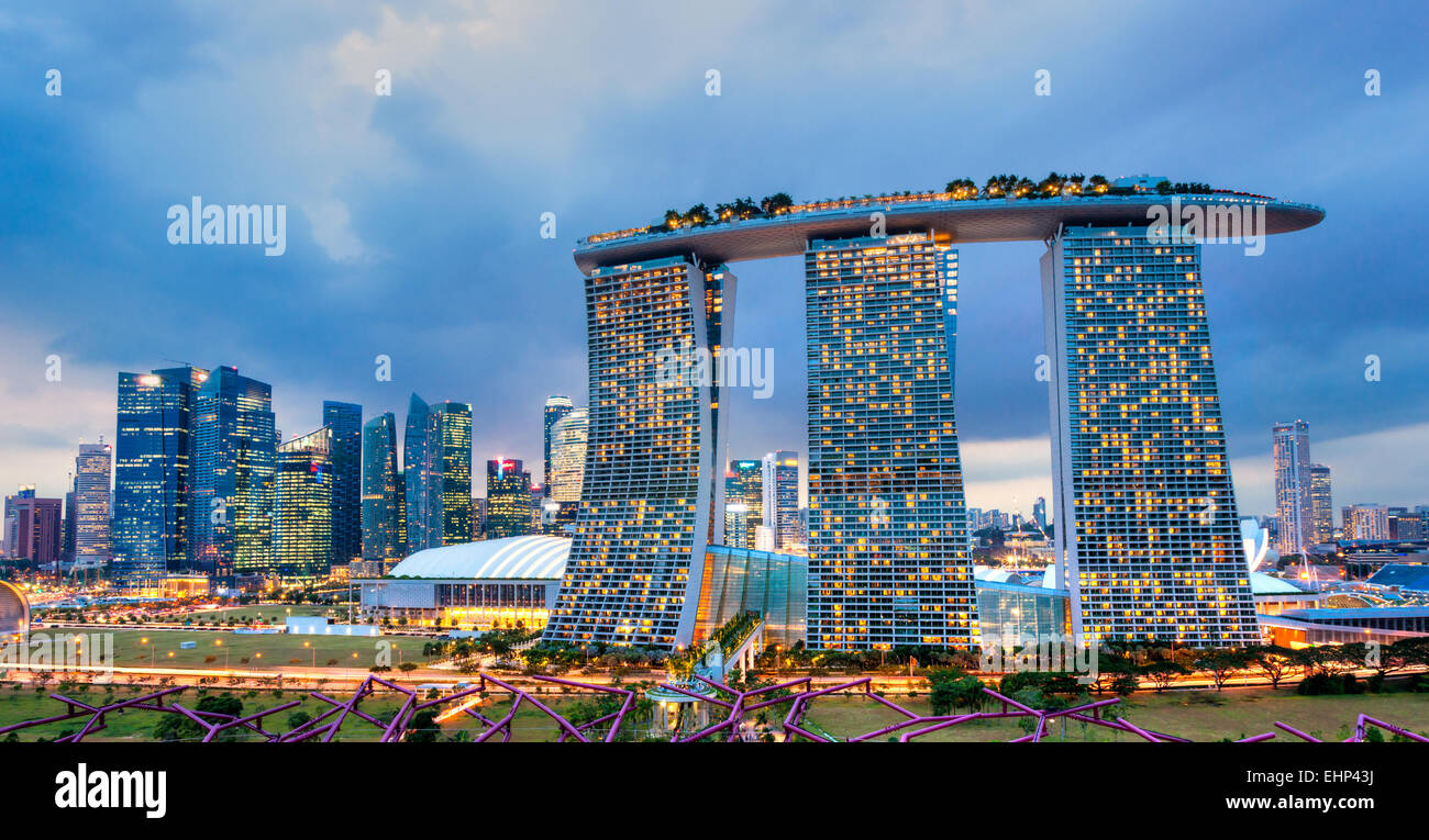 Singapour - 19 mars : Le biliion 6,3 dollar (US) Marina Bay Sands Hotel domine le paysage à Marina Bay le 19 mars 2013 à l'al. Banque D'Images