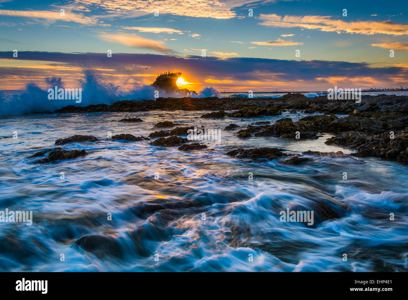 Les vagues et les rochers au coucher du soleil, au petit Corona Beach, dans la région de Corona del Mar, Californie. Banque D'Images