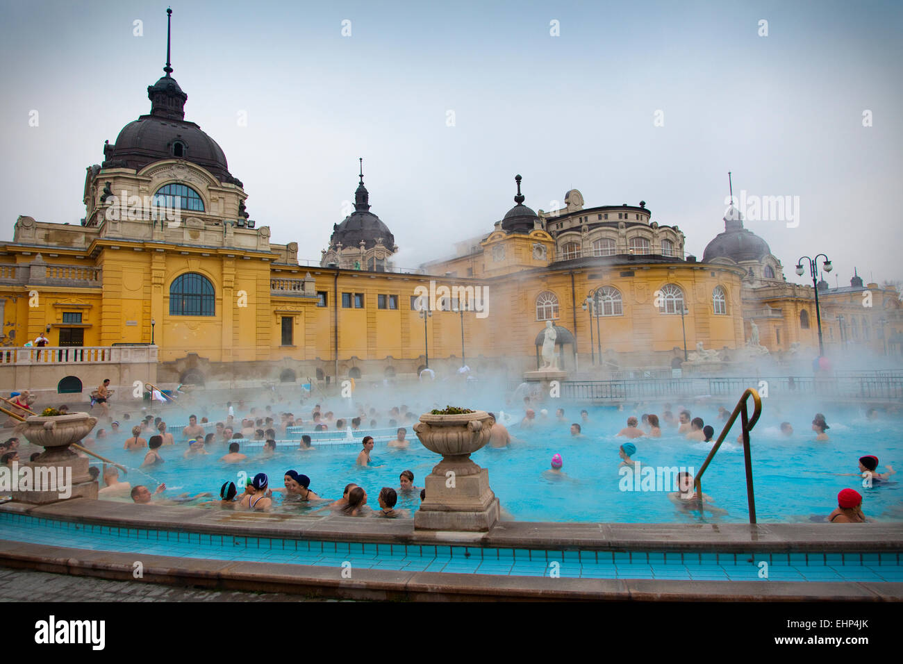 Les touristes et les habitants jouissent des thermes Széchenyi par une froide journée d'hiver, Budapest, Hongrie Banque D'Images