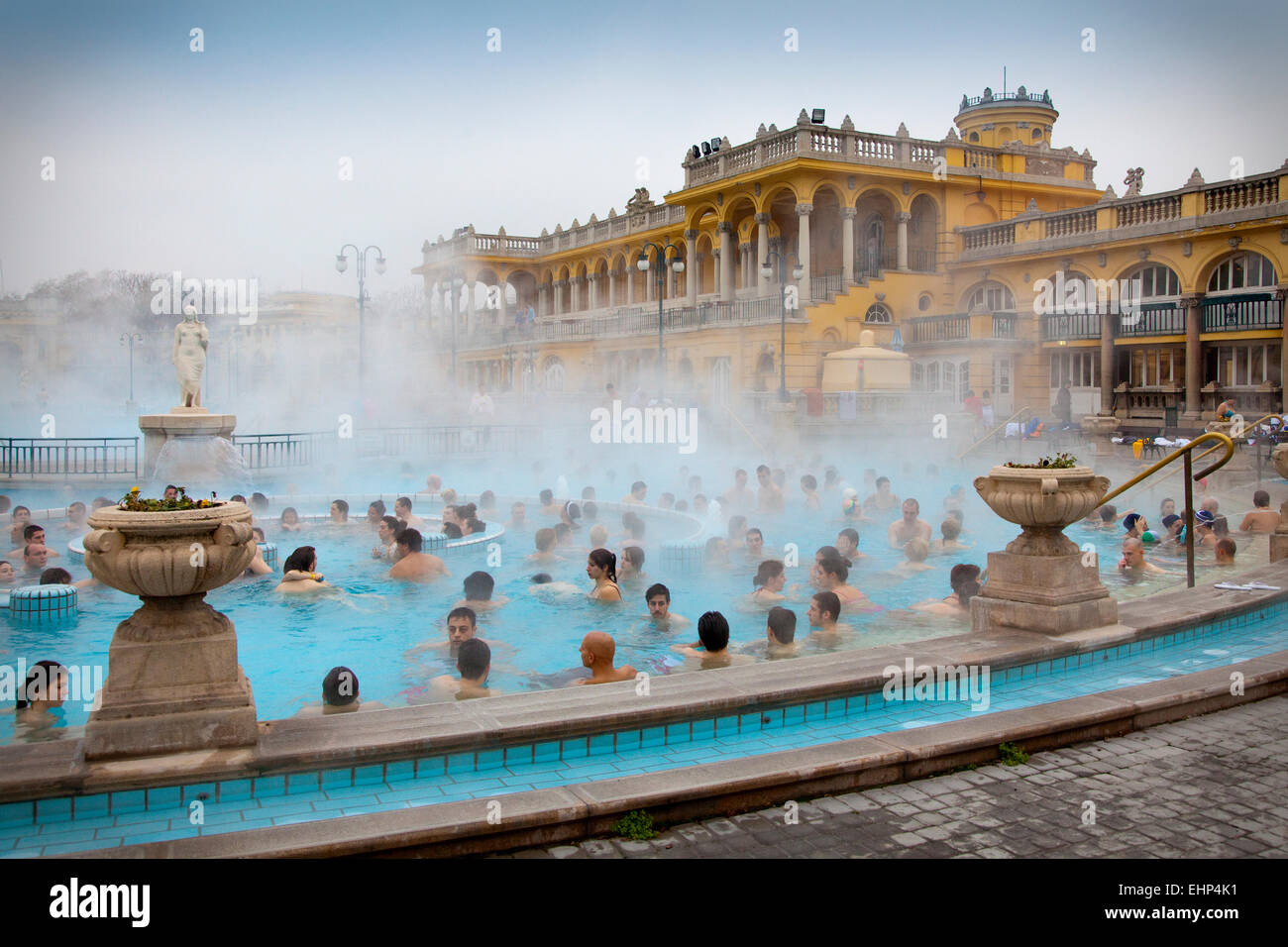 Les touristes et les habitants jouissent des thermes Széchenyi par une froide journée d'hiver, Budapest, Hongrie Banque D'Images