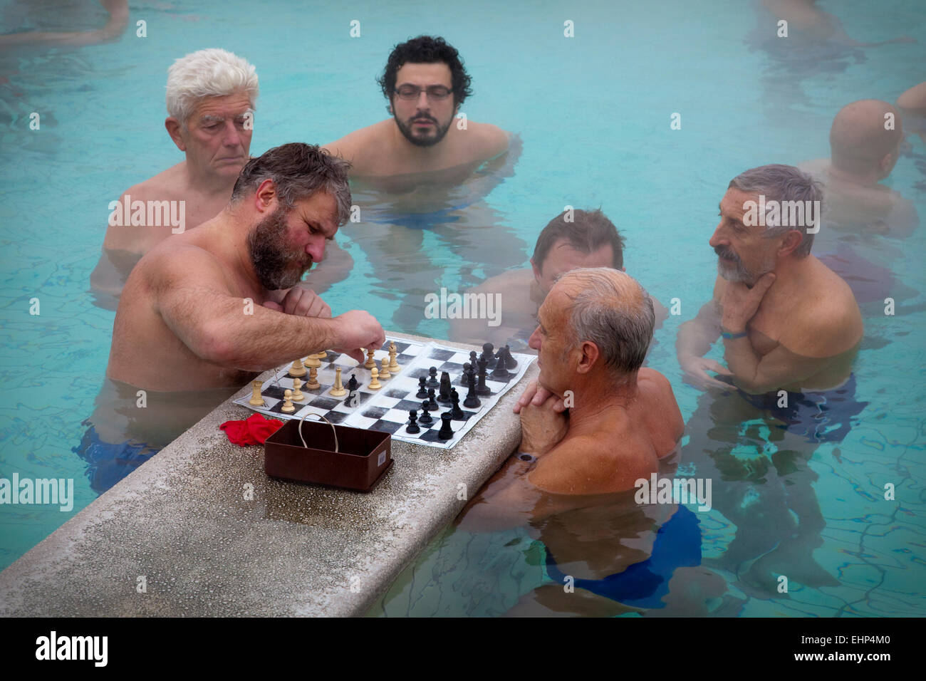 Les hommes jouant aux échecs dans les thermes de Szechenyi, Budapest, Hongrie Banque D'Images