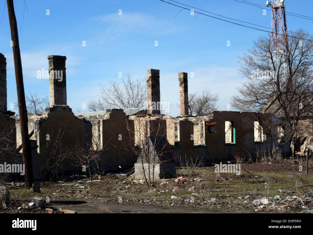 Dans les rues d'Ilovaysk. Mar 16, 2015. Capturé en août 2014 Ilovaysk sous tension des militants pro-russes de poste de ravitaillement d'armes et de munitions. Selon le centre de presse du ministère de la défense de l'Ukraine le 16 mars 2015 à partir de la Russie est arrivé dans la ville de 16 wagons de munitions. © Igor Golovniov/ZUMA/Alamy Fil Live News Banque D'Images