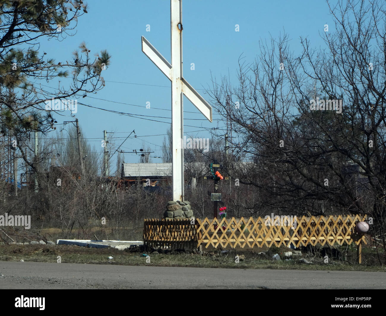 Dans les rues d'Ilovaysk. Mar 16, 2015. Capturé en août 2014 Ilovaysk sous tension des militants pro-russes de poste de ravitaillement d'armes et de munitions. Selon le centre de presse du ministère de la défense de l'Ukraine le 16 mars 2015 à partir de la Russie est arrivé dans la ville de 16 wagons de munitions. © Igor Golovniov/ZUMA/Alamy Fil Live News Banque D'Images