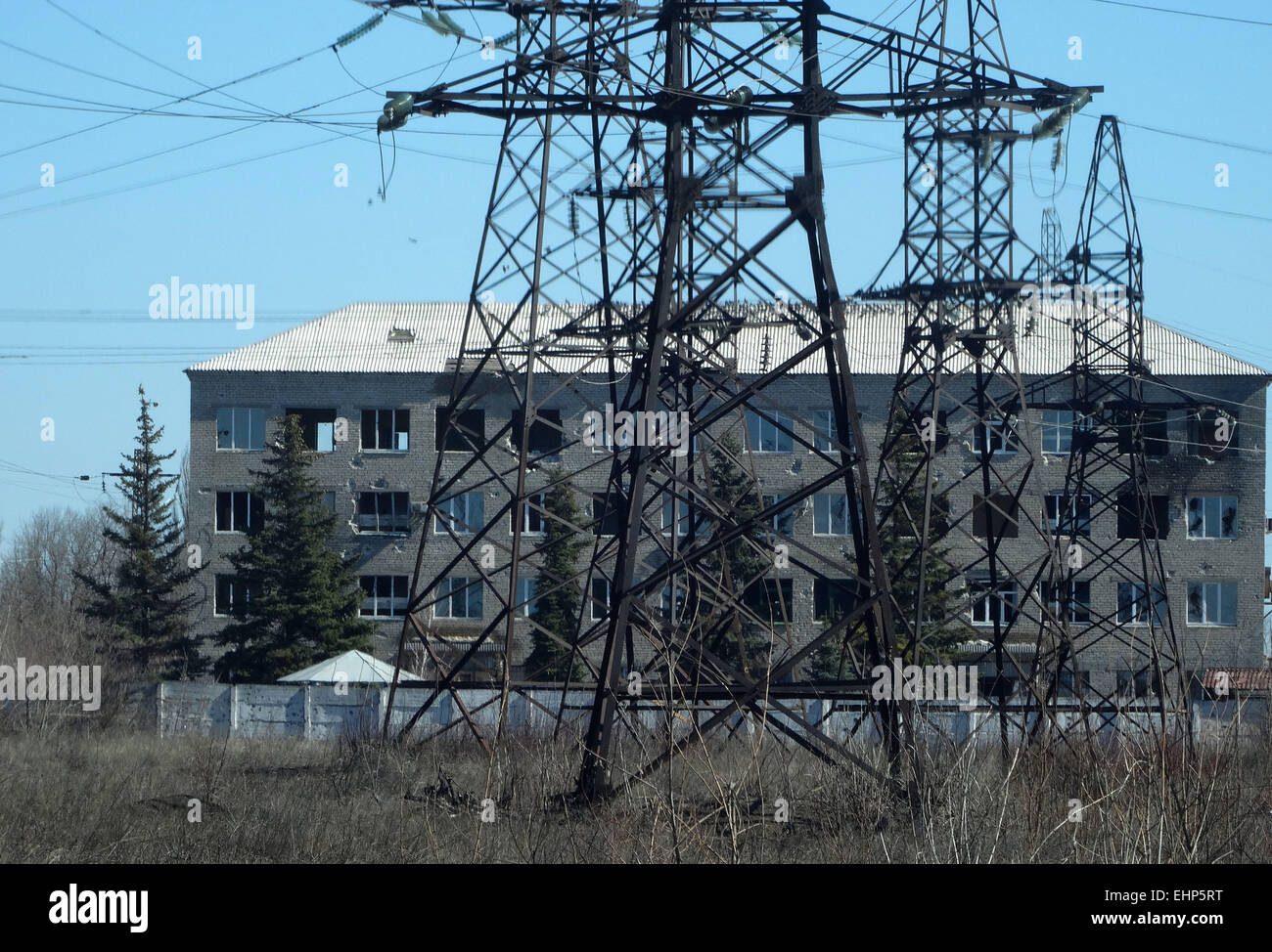 Dans les rues d'Ilovaysk. Mar 16, 2015. Capturé en août 2014 Ilovaysk sous tension des militants pro-russes de poste de ravitaillement d'armes et de munitions. Selon le centre de presse du ministère de la défense de l'Ukraine le 16 mars 2015 à partir de la Russie est arrivé dans la ville de 16 wagons de munitions. © Igor Golovniov/ZUMA/Alamy Fil Live News Banque D'Images