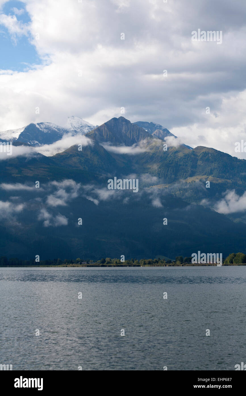 Des pics de montagne menant à l'Hoher Tenn et grosses Weisbachhorn au-dessus le Zeller See Zell am See Salzbourg Autriche Banque D'Images