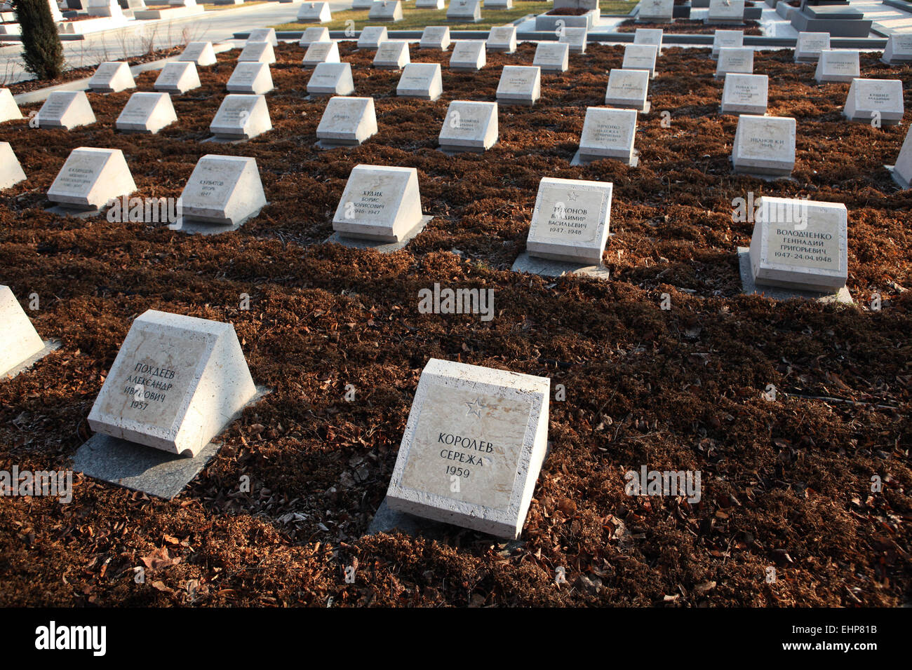 Tombes d'après-guerre d'enfants soviétiques dans le mémorial de guerre soviétique au cimetière Kerepesi à Budapest, Hongrie. Banque D'Images