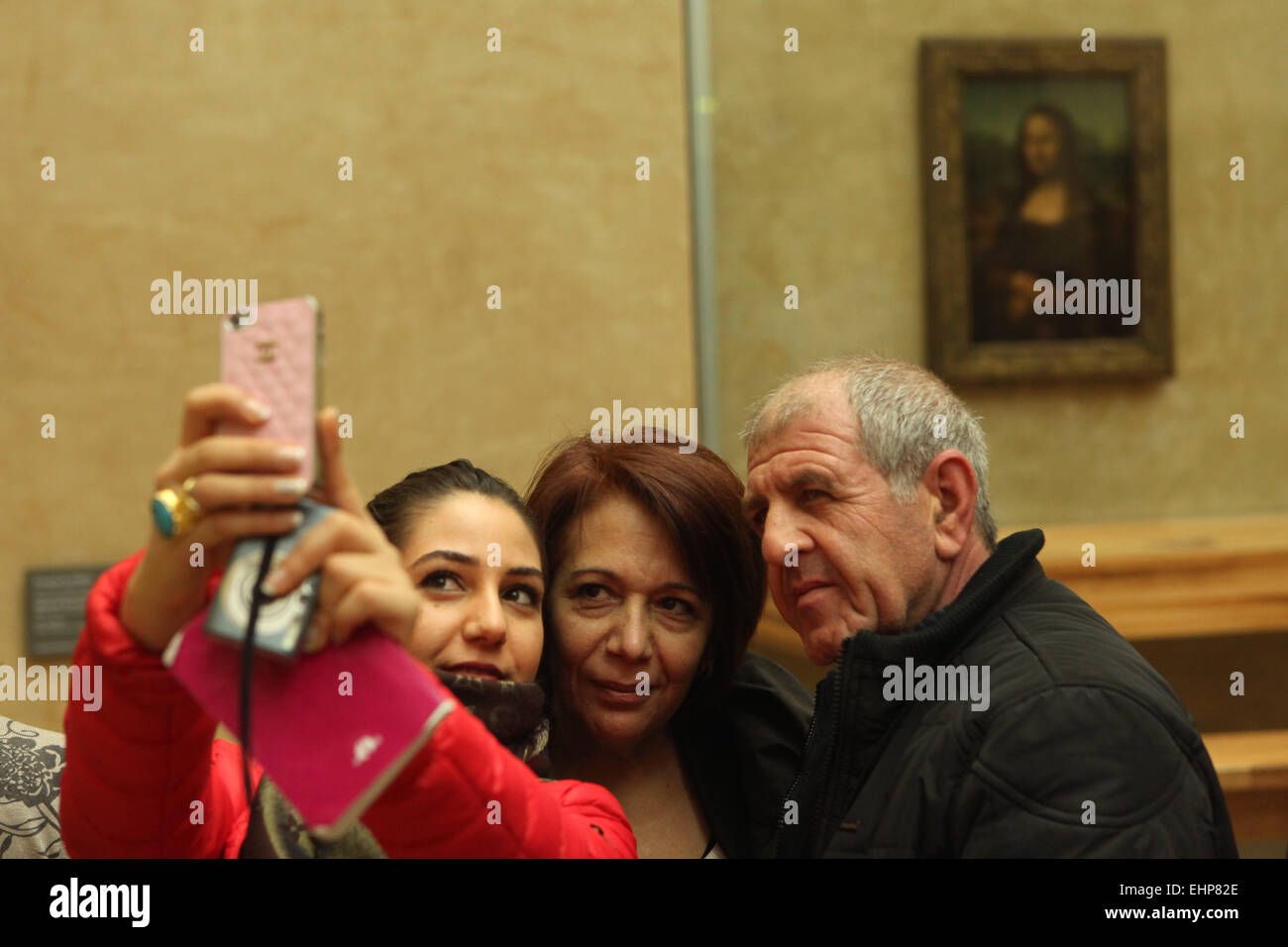 Les visiteurs prendre en face de selfies 'Mona Lisa' ('La Joconde') par Leonardo da Vinci. Musée du Louvre, Paris, France. Banque D'Images