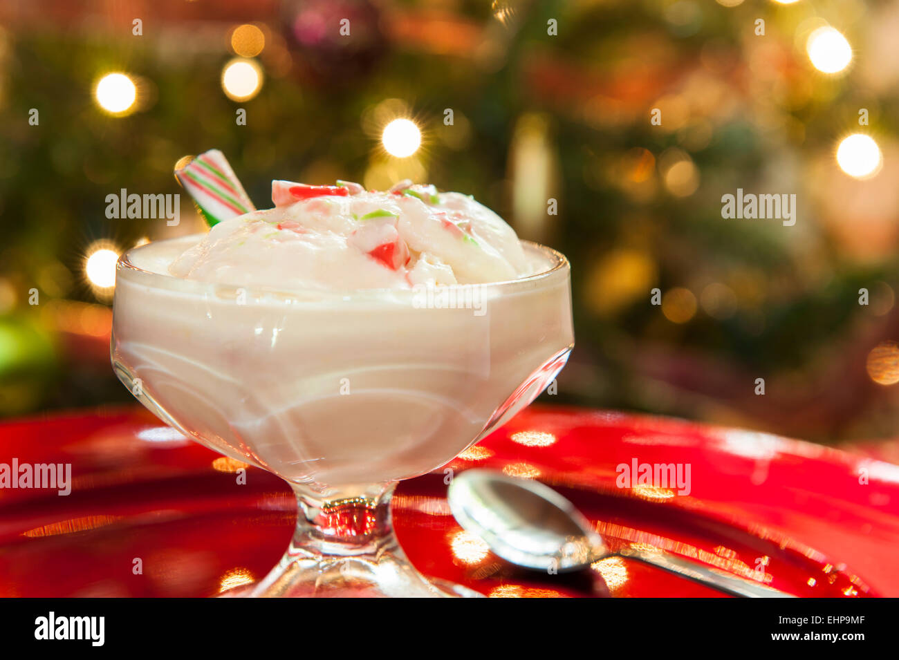 Plat de crème glace canne entouré par la splendeur de Noël Banque D'Images