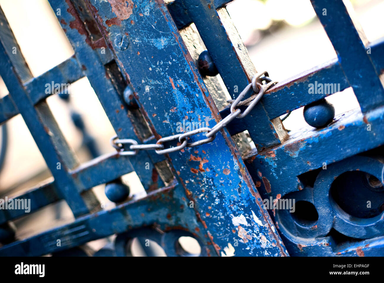 String sur une grille rouillée à l'entrée d'un jardin Banque D'Images