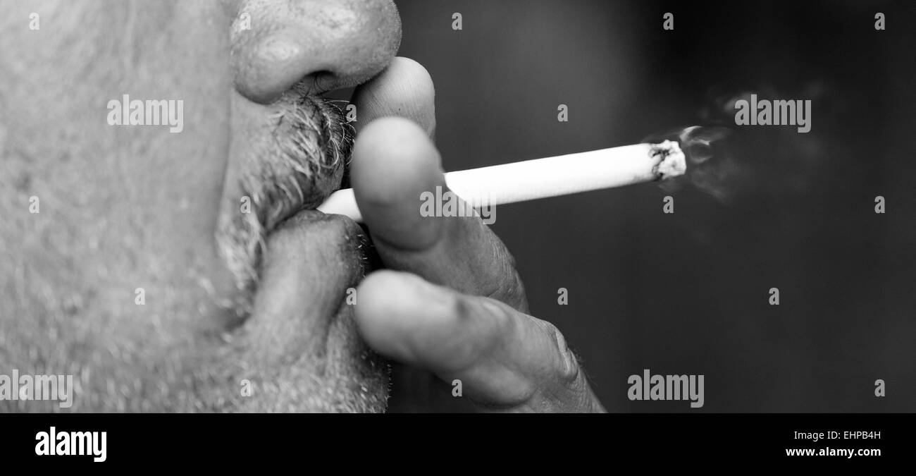 Man smoking a cigarette Banque D'Images