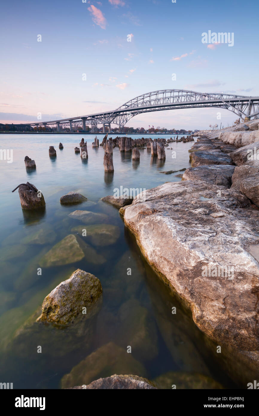 Le pont Blue Water de Waterfront Park, à Point Edward (Ontario) Canada. Banque D'Images