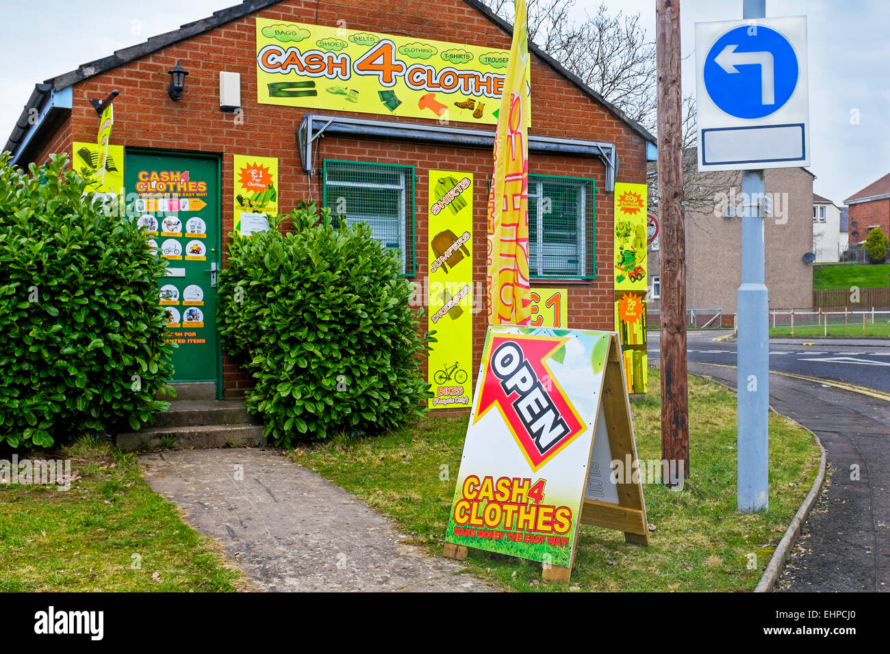 L'achat en magasin de vêtements de seconde main et utilisés, Kilmarnock, Ayrshire, Scotland, UK Banque D'Images
