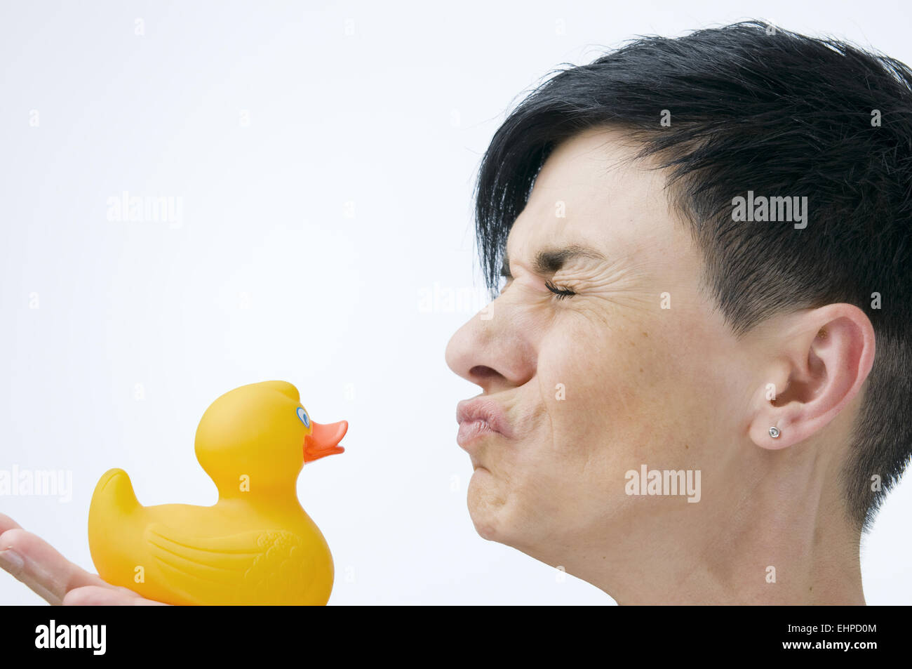 Femme baiser le canard en caoutchouc Banque D'Images