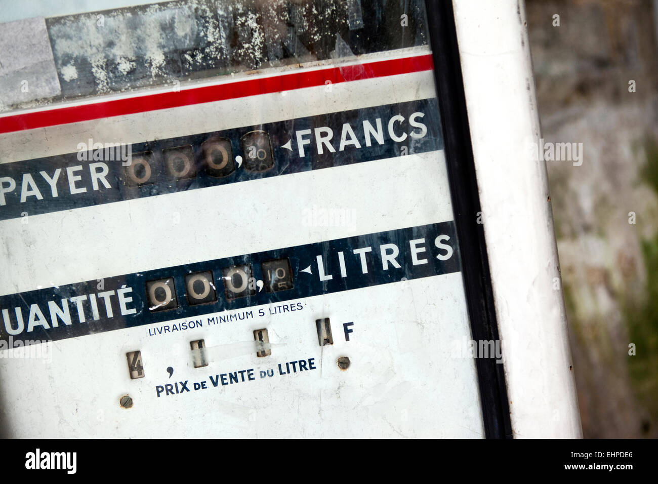 Gros plan sur une vieille pompe à essence en France Banque D'Images