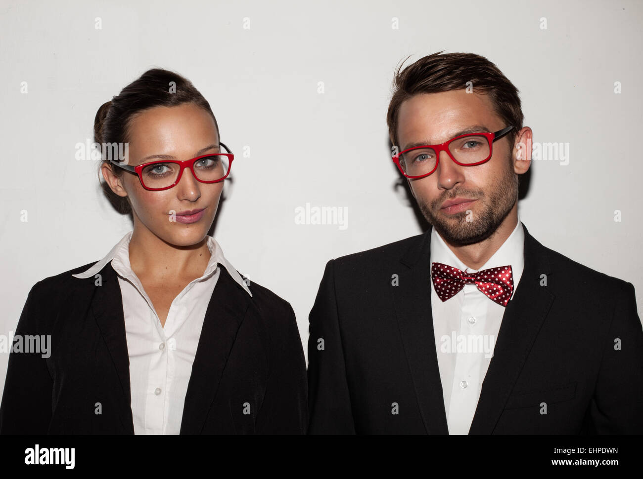 Couple d'étudiants portant des lunettes rouge Banque D'Images