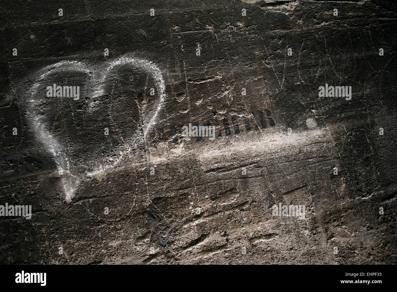 D'un coeur sur un vieux mur de pierres Banque D'Images