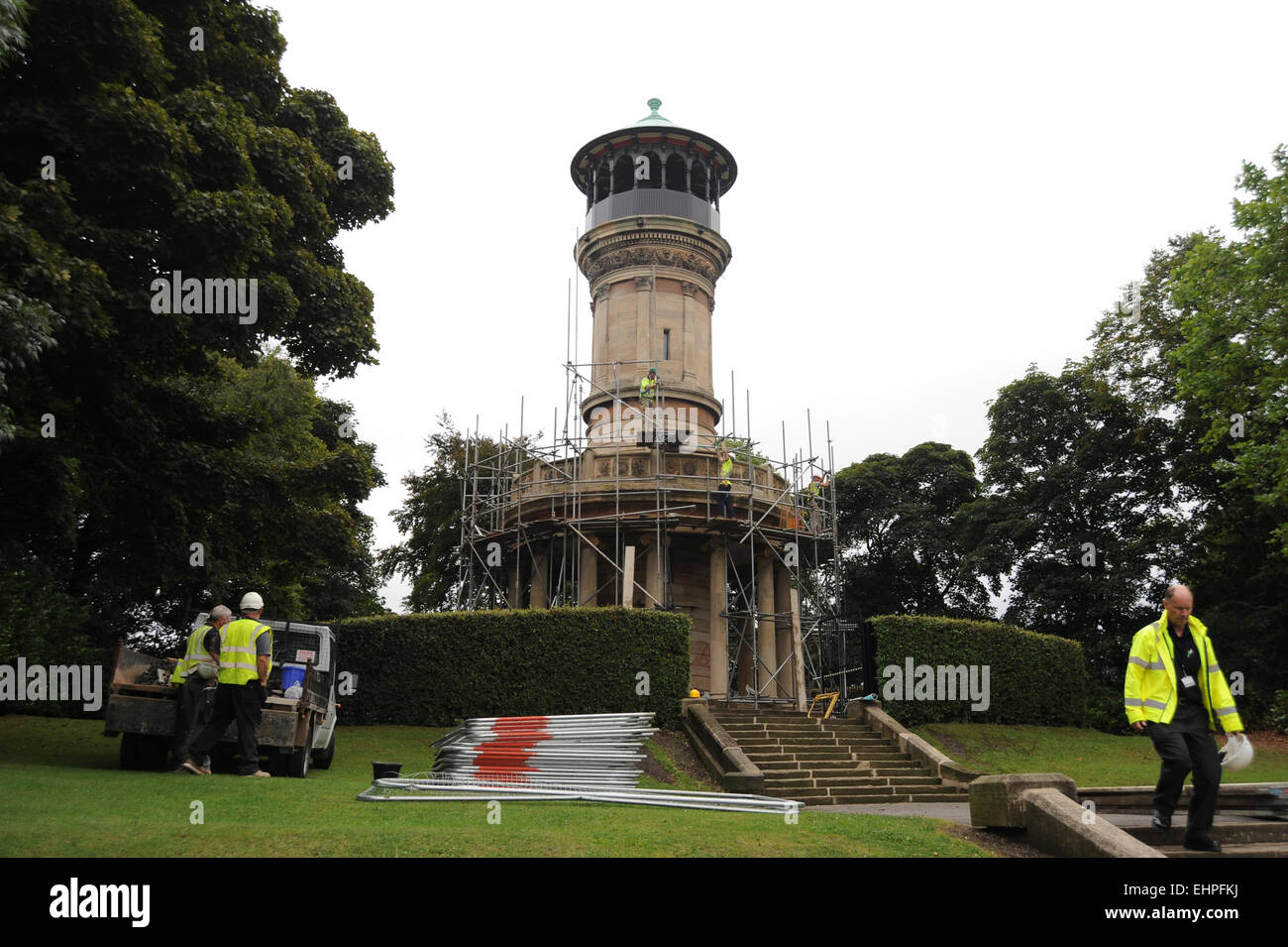 L'échafaudage est retiré de Locke Park Tower, Barnsley, South Yorkshire, UK après rénovation. 12 septembre 2013. Photo : S Banque D'Images