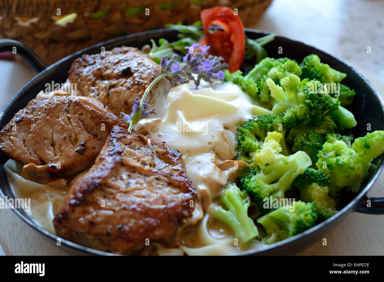 La viande avec sauce aux champignons Banque D'Images