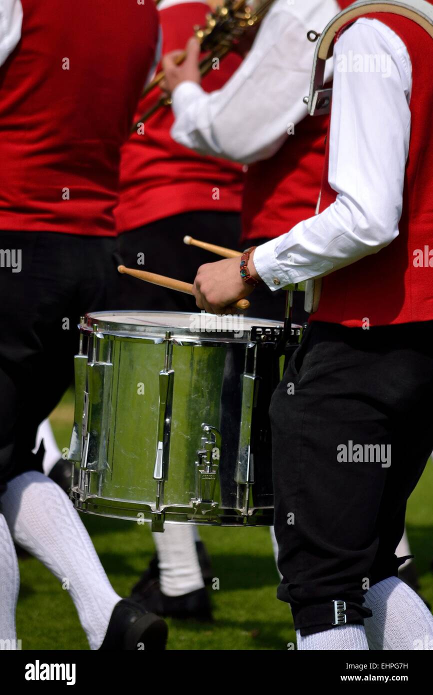 Musiciens en costume traditionnel jouant drum Banque D'Images