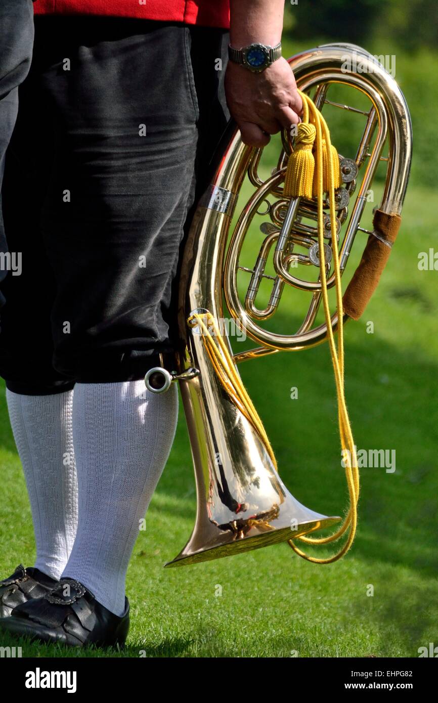 Musiciens en costume traditionnel avec une corne Banque D'Images