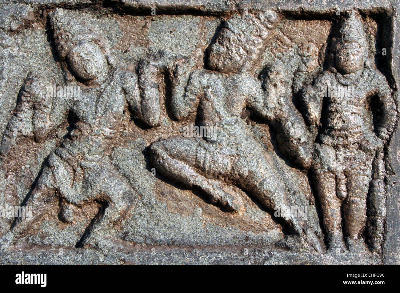 La sculpture sur pierre de dieux hindous indiens et des caractères dans un temple. Banque D'Images