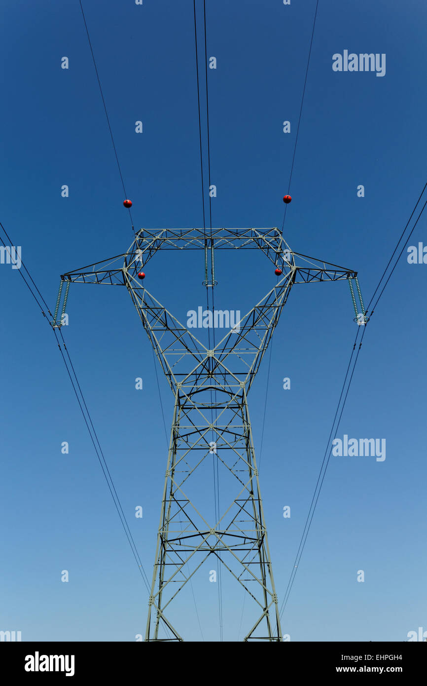 Détail de l'électricité pylône contre le ciel bleu Banque D'Images