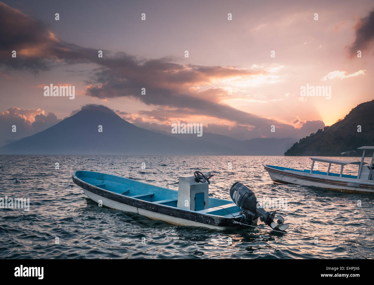 Un bateau en face de l'volcan San Pedro sur le lac Atitlan, Guatemala Banque D'Images