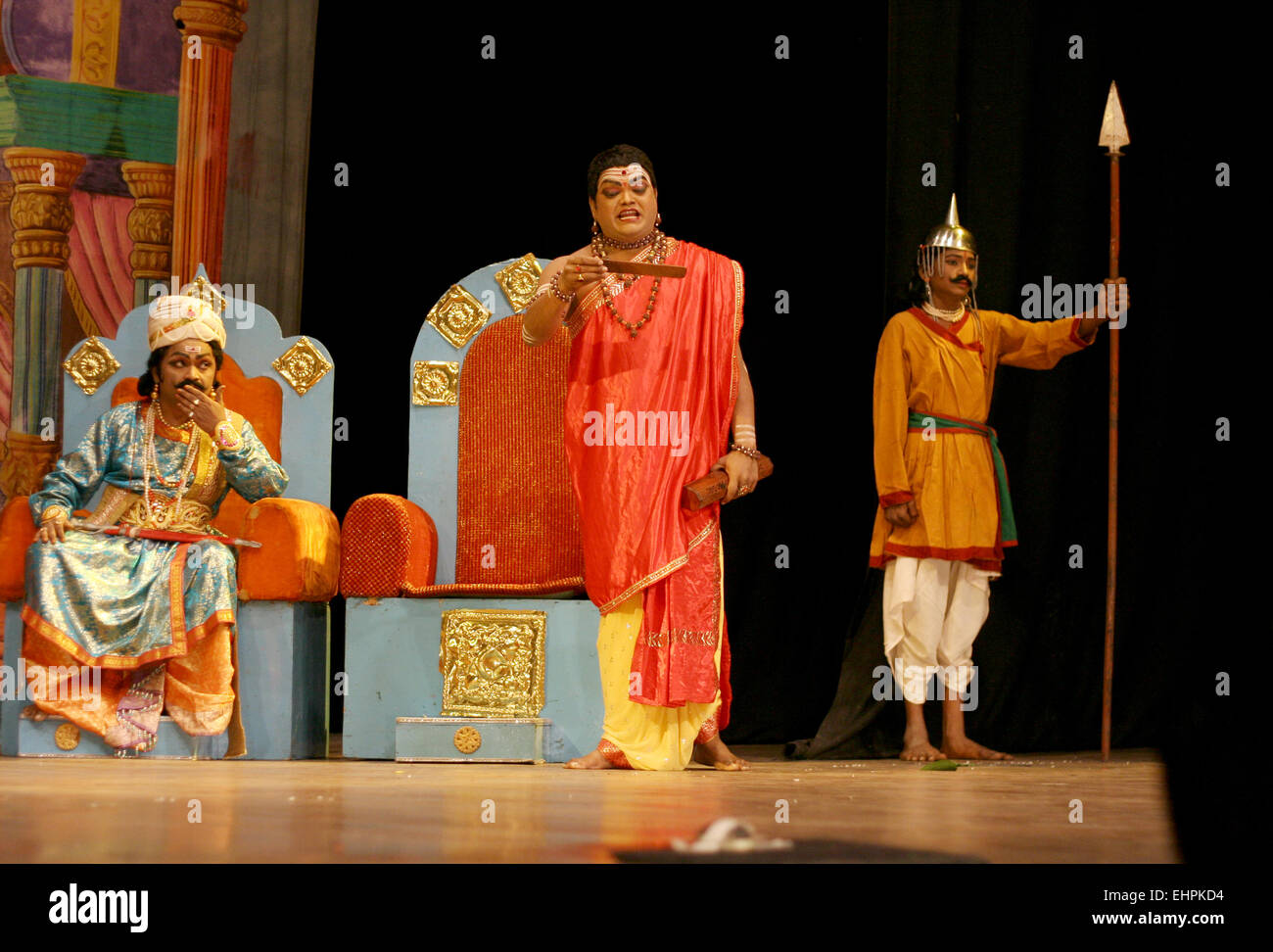 Artistes de saibaba natya mandali effectuer Sri madhava varma jouer un thème de la justice sociale sur octobre 27,2012 à Hyderabad, Inde. Banque D'Images