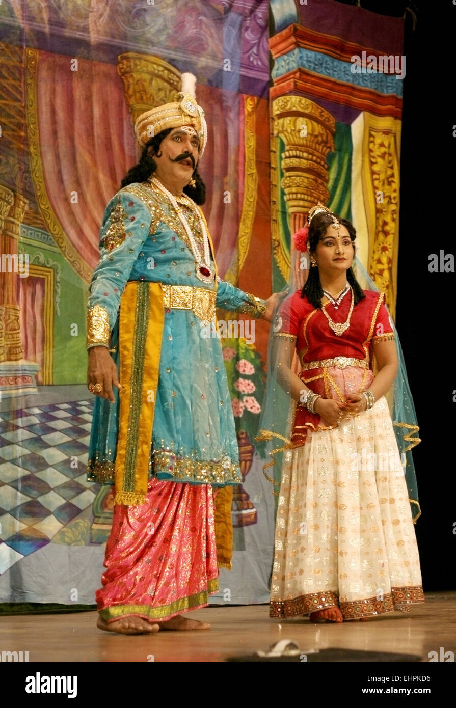 Artistes de saibaba natya mandali effectuer Sri madhava varma jouer un thème de la justice sociale sur octobre 27,2012 à Hyderabad, Inde. Banque D'Images