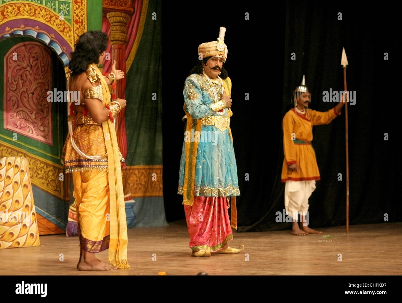 Artistes de saibaba natya mandali effectuer Sri madhava varma jouer un thème de la justice sociale sur octobre 27,2012 à Hyderabad, Inde. Banque D'Images